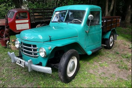 1952-1980. El Rastrojero original, tal como se lo fabricó hasta 1964: parabrisas partido, guardabarros estilo TC y motor Borgward diésel