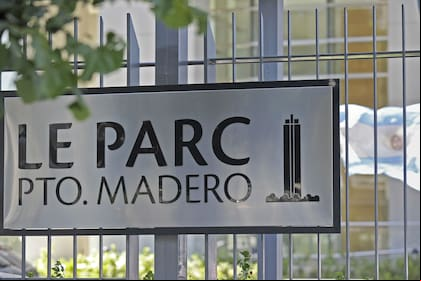 A las instalaciones de la torre Le Parc de Puerto Madero hoy llegó personal de las divisiones de Homicidio y Delitos Tecnológicos