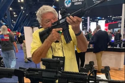 A solo 3 días del tiroteo de Texas, Estados Unidos celebró su mayor evento de armas (Foto: AFP)