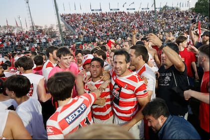Abrazado al compañero que decidió la final frente a Belgrano, Joaquín Díaz Luzzi; Santiago González Iglesias es un símbolo de Alumni que vivió la euforia de la conquista del Top 12... sin saber si habrá otro torneo para él.