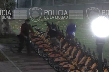Adolescentes intentaron robar bicicletas en Parque Lezama