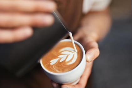 Agregar canela al café permite absorber sus antioxidantes
