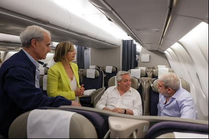 Alberto Fernández junto a Aníbal Fernández, Julio Vitobello y Gabriela Cerruti en el avión rumbo a Estados Unidos