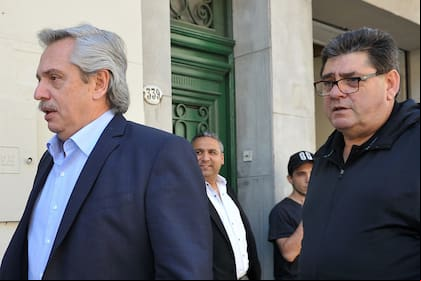 Alberto Fernández no concurrió a Comodoro Py y presentó dos escritos a través de su abogada defensora; en la imagen, atrás suyo, Daniel Rodríguez, su exchofer