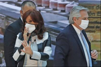 Alberto Fernandez presentó el resultado del acuerdo con los bonistas, en un acto junto a Cristina Kirchner, Martin Guzman, Sergio Massa, Santiago Cafiero y varios gobernadores, en el Museo del Bicentenario de la Casa Rosada, 31 de agosto