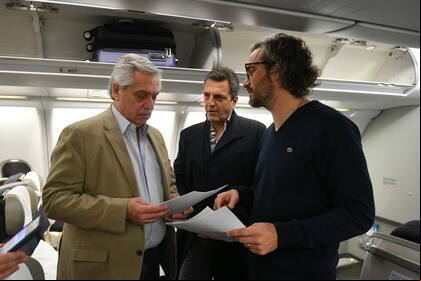 Alberto Fernández, Sergio Massa y Santiago Cafiero, en el avión esta noche antes de partir hacia Alemania