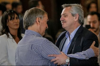 Alberto Fernández y Juan Schiaretti juntos en el homenaje a Juan Manuel De la Sota, en Córdoba