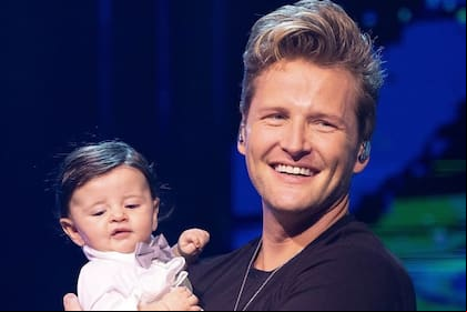 Alexander Acha interpretó su canción “Cuentas conmigo” junto a su familia, en honor a su hijo menor, durante el octavo programa de Juego de Voces 2025