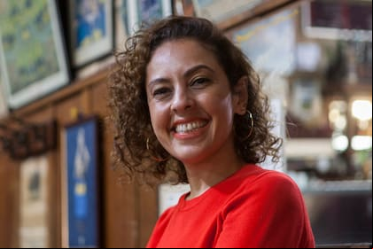 Aline Miklos es cantante, compositora, historiadora del arte, productora cultural y activista por los derechos del pueblo gitano/romaní