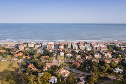 Alquileres para el verano: los precios para las próximas vacaciones de verano en Costa Esmeralda, Pinamar, Cariló y Punta del Este