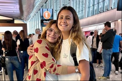 Amalia Granata despidió a su hija Uma en Ezeiza y la ausencia del Ogro Fabbiani no pasó inadvertida (Foto: Instagram @amaliagranata)