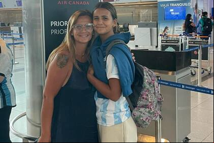 Amalia Granata despidió a su hija Uma, quien realizará un intercambio cultural en Canadá