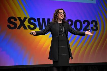 Amy Webb: “Los avances en biotech son tan o más emocionantes que los de GEN IA pero no hacen tanto ruido, pero, descubrimientos como nuevos materiales que usan el lenguaje de la biología (ADN, proteínas y RNA) nos permitirán resolver problemas que hasta ahora no nos permitían avanzar"