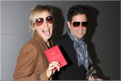 Andrés Calamaro y Julieta Cardinali a la salida del Registro Civil