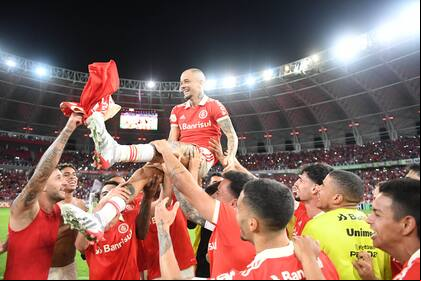 Andrés D' Alessandro, en andas de sus compañeros de Inter (@SCInternacional)