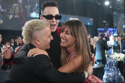 Ángel de Brito, Marcelo Polino y Pampita Ardohain celebran el Martín Fierro al Mejor jurado de TV por su rol en Bailando 2023