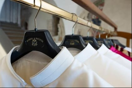 Antes de anunciar su nombre, el papa tiene que colocarse uno de los tres trajes listos para él