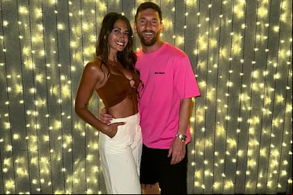 Anto Roccuzzo y Lionel Messi sorprendieron con sus looks para recibir el año nuevo
