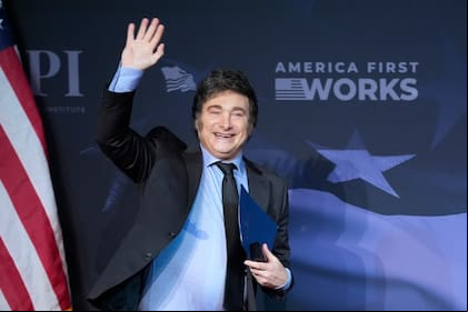 ARCHIVO -- El presidente de Argentina, Javier Milei, se dispone a pronunciar un discurso ante el presidente electo de Estados Unidos, Donald Trump, durante una gala del America First Policy Institute en su finca en Mar-a-Lago, el 14 de noviembre de 2024, en Palm Beach, Florida. (AP Foto/Alex Brandon, archivo)