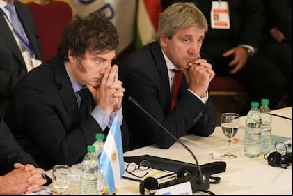 ARCHIVO.- El presidente Javier Milei, a la izquierda, y el ministro de Economía, Luis Caputo