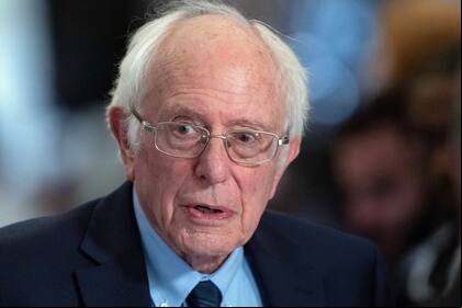 ARCHIVO - El senador federal Bernie Sanders, independiente por Vermont., habla con los reporteros antes de entrar a una sala de la Cámara de Representantes en el Capitolio, el jueves 7 de marzo de 2024, en Washington. (AP Foto/Jose Luis Magana, archivo)