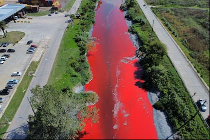 Arroyo Sarandí, en Avellaneda, teñido de rojo