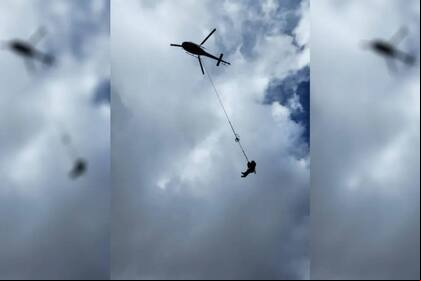 Así se colgó el rescatista para llegar al hombre atascado en un risco del Aconcagua