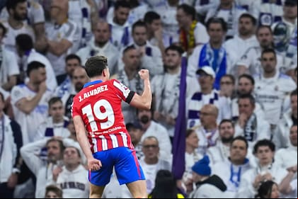 Atletico Madrid's Julian Alvarez celebrates after scoring his side's opening goal during the Champions League round of 16 first leg soccer match between Real Madrid and Atletico Madrid at the Bernebeu stadium in Madrid, Spain, Tuesday, March 4, 2025. (AP Photo/Manu Fernandez)