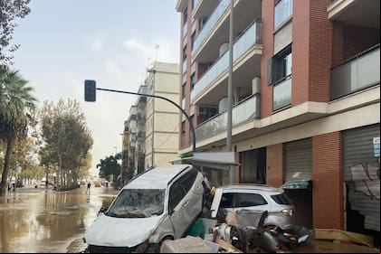 Autos apilados por las calles de Sedaví, en la Comunidad Valenciana