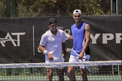 Báez y Fran Cerúndolo, entre risas, en el Tenis Club Argentino, tras el último ensayo antes del viaje a Málaga, donde el equipo argentino de Copa Davis se medirá con Italia