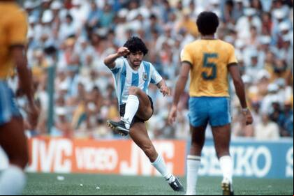 Barcelona, 2 de julio de 1982. La guerra en Malvinas había terminado. La Selección Argentina de fútbol pierde 3 a 1 contra Brasil. Diego Maradona termina su primer mundial expulsado... Foto:BONGARTS