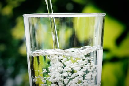 Beber una bebida ácida como el agua carbonatada no hace que el cuerpo sea más ácido. Los riñones y los pulmones eliminan el exceso de dióxido de carbono
