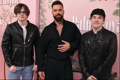 BEVERLY HILLS, CALIFORNIA - 14 DE MARZO: (De izquierda a derecha) Valentino Martin, Ricky Martin y Matteo Martin asisten al estreno mundial de «Palm Royale» de Apple TV+ en el Samuel Goldwyn Theatre el 14 de marzo de 2024 en Beverly Hills, California. «Palm Royale» se estrena mundialmente en Apple TV+ el miércoles 20 de marzo de 2024. (Photo by Eric Charbonneau/Getty Images for Apple TV+)