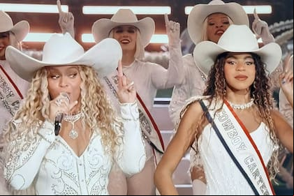 Beyoncé se lució junto a su hija Blue Ivi en el show del entretiempo del partido entre los Baltimore Ravens y los Houston Texans