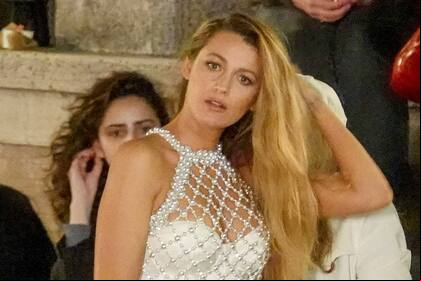 Blake Lively causó furor con un original vestido de perlas en Roma