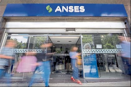 Bonadio ordenó la búsqueda de pruebas en la Comisión Nacional de Valores; están imputados el ministro Caputo y Basavilbaso
