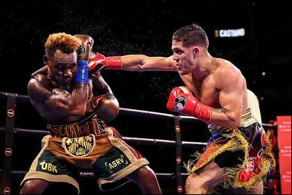Brian Castaño se vio ganador frente a Jermell Charlo en San Antonio.