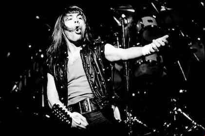 Bruce Dickinson en el Holiday Star Theater, durante la gira Beast on the Road, en Merrillville, Indiana, en 1982.