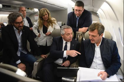 Cafiero, Vitobello, Cerruti, Olmos, Fernández y Massa, en el avión rumbo a Bali desde París; el ministro-candidato se enojó con la portavoz por la denuncia que hizo por los saqueos