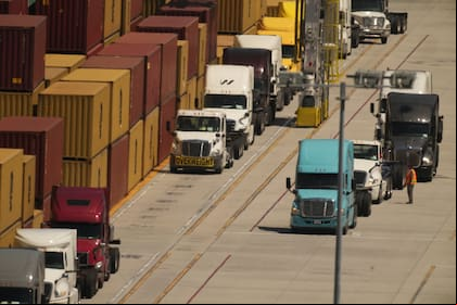 Camiones esperando para cargar contenedores en el puerto de Los Ángeles, el miércoles 9 de abril de 2025 en Los Ángeles. (AP Foto/Damian Dovarganes)