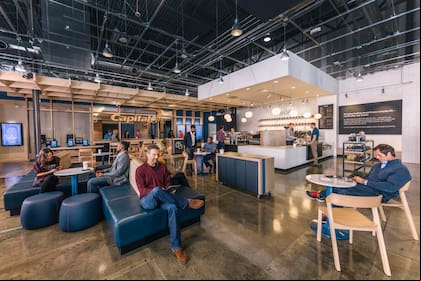 Capital One es un banco estadounidense que ofrece espacio de cafetería, banca y coworking todo en uno