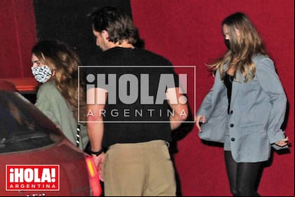 Cara está por subir a un auto a la salida de Patagonia Sur y, detrás de ella, Margot, seguidas por Jac Rhys Hopkins, inglés.