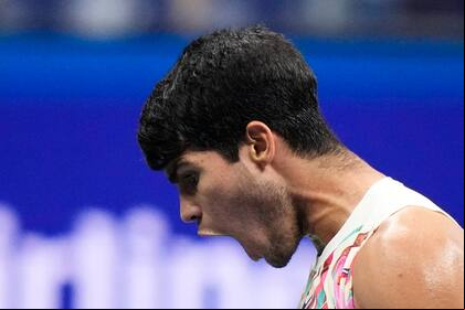 Carlos Alcaraz superó a Alexander Zverev en cuartos de final y dio un paso más hacia la defensa del título
