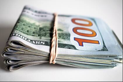 Cerca del mediodía, el dólar blue se vendía a $155, $6 más que ayer; de ese modo, avanzaba por primera vez desde el 23 de octubre pasado, cuando alcanzó un récord de $195
