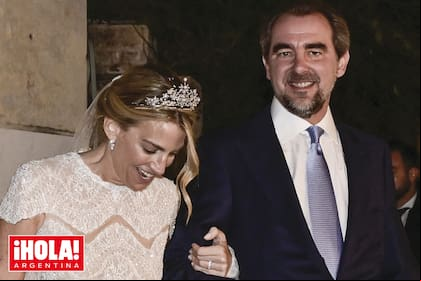 Chrysi y Nicolás saliendo de la iglesia de Rangava, ya convertidos en marido y mujer.