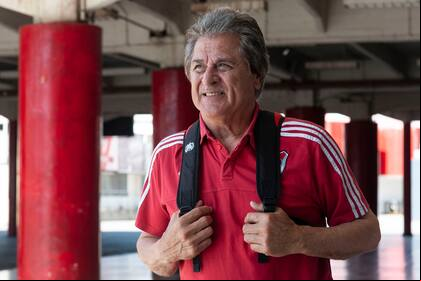 Como un estudiante, Fillol camina con una mochila por el Monumental.
