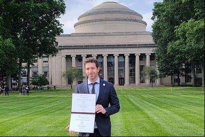 Con 39 años, este emprendedor argentino no solo destaca por sus logros académicos, sino por una historia personal que dio forma a su trayectoria y la creación de una app para real estate