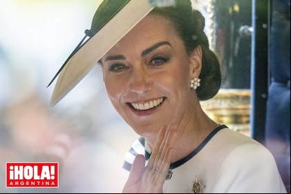 Con buen semblante, Kate saludó a la gente, encantada de verla después de tanto tiempo. Su última aparición pública fue seis meses atrás, en la misa de Navidad de Sandringham.