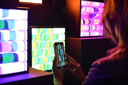 Con sus cajas de luz, Benveniste crea un efecto psicodélico que se potencia sobre el fondo negro de la sala