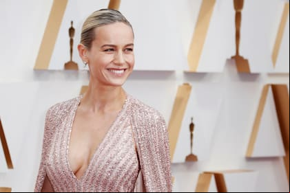 Con un vestido rosa champagne de Celine, la Capitana Marvel estuvo a cargo de presentar un premio